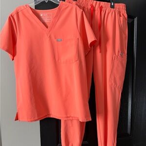 Figs Women's Bright Coral Scrub Set